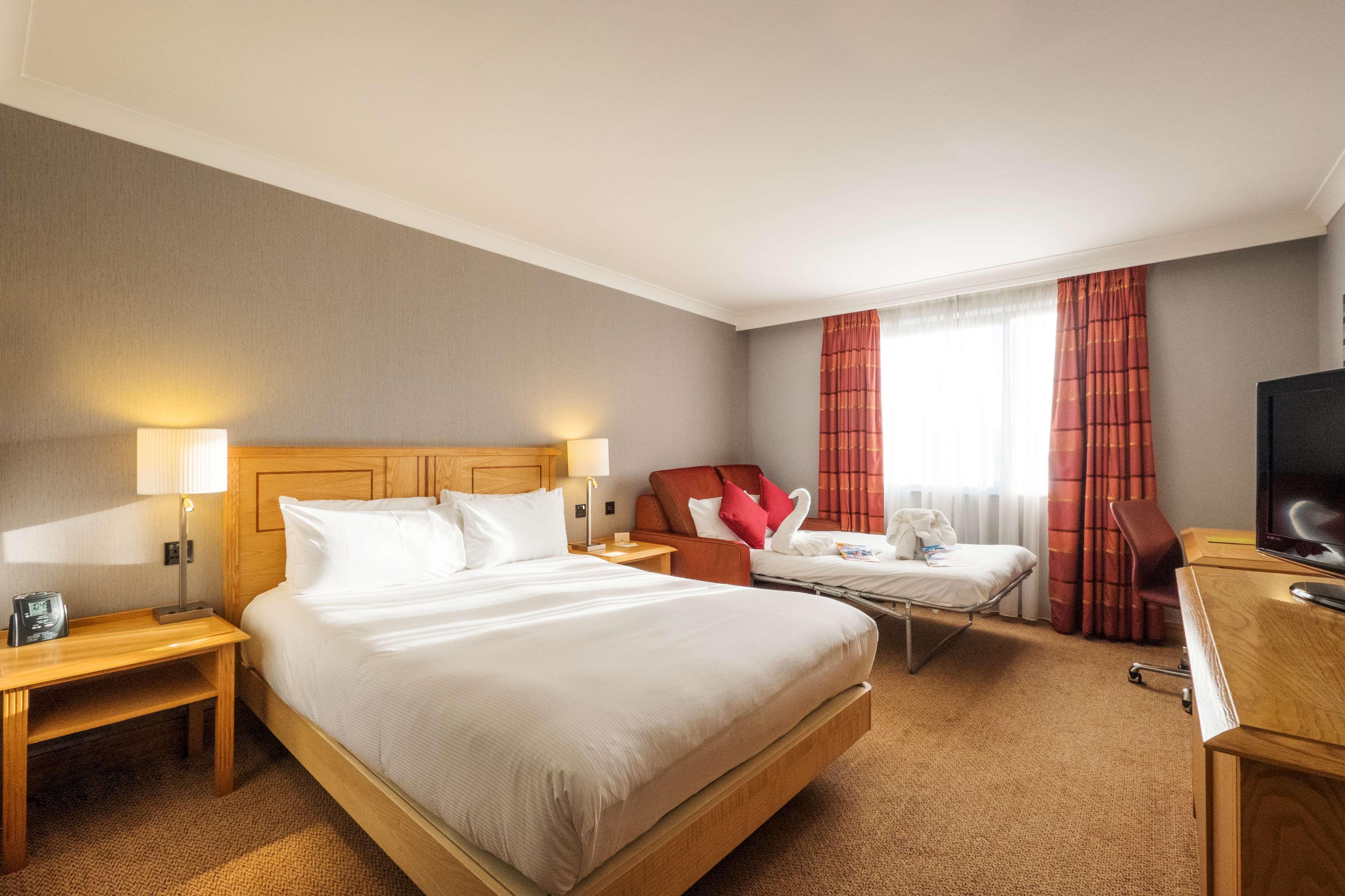 Doubletree By Hilton Swindon Hotel Exteriör bild
