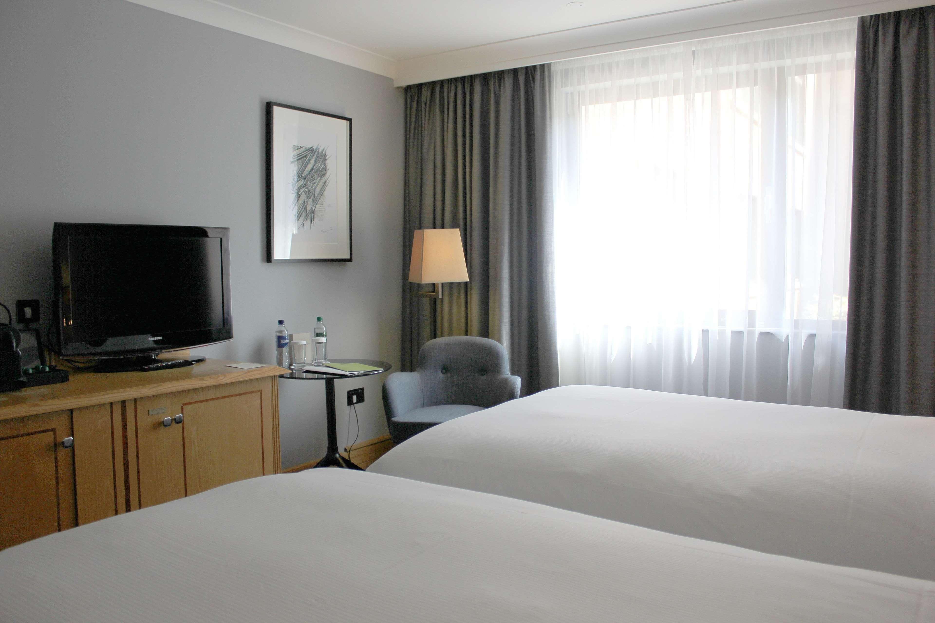 Doubletree By Hilton Swindon Hotel Exteriör bild