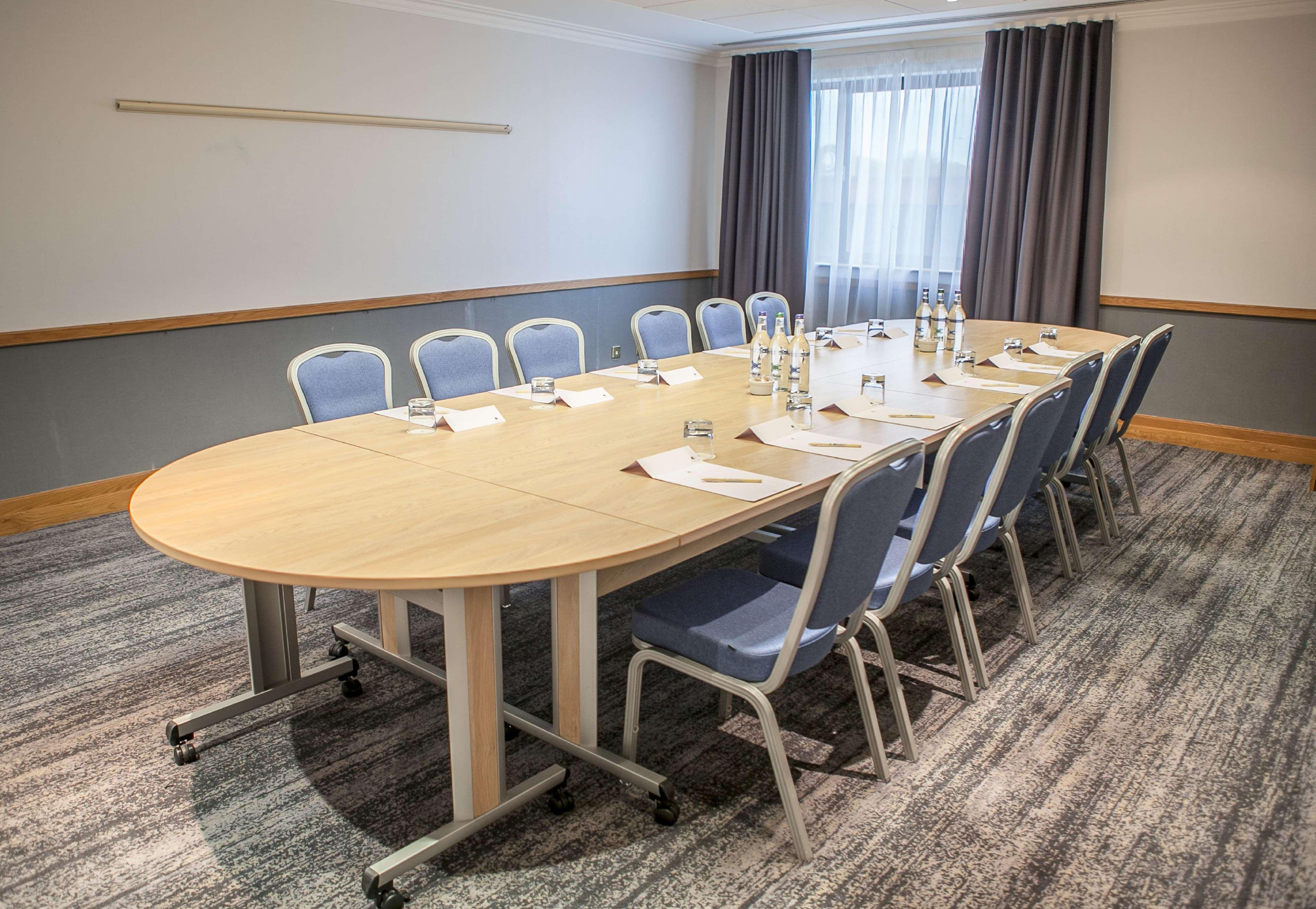 Doubletree By Hilton Swindon Hotel Exteriör bild