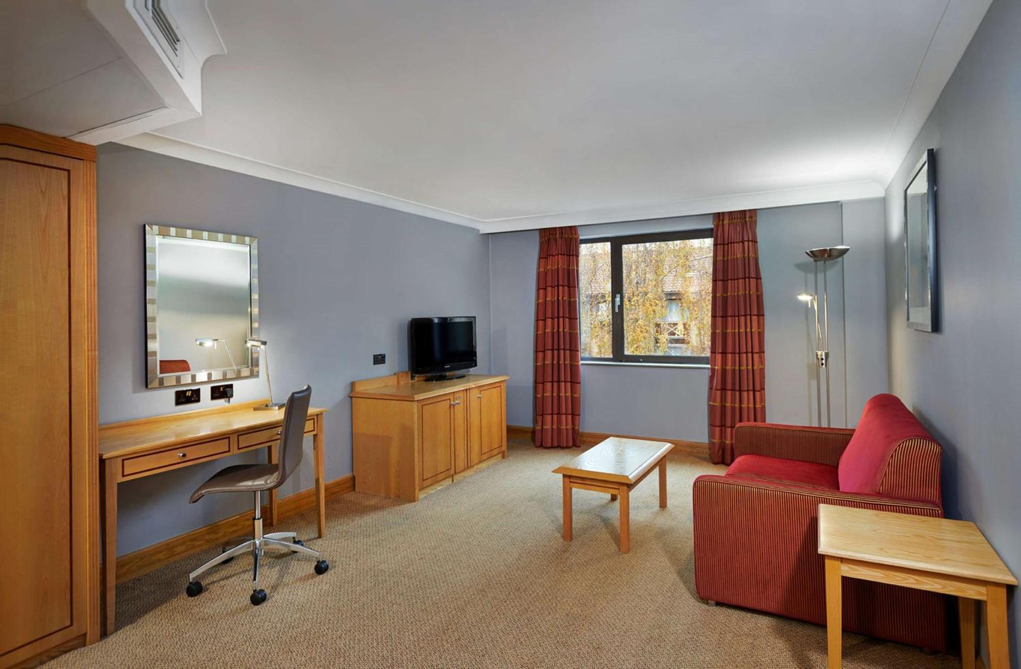 Doubletree By Hilton Swindon Hotel Exteriör bild