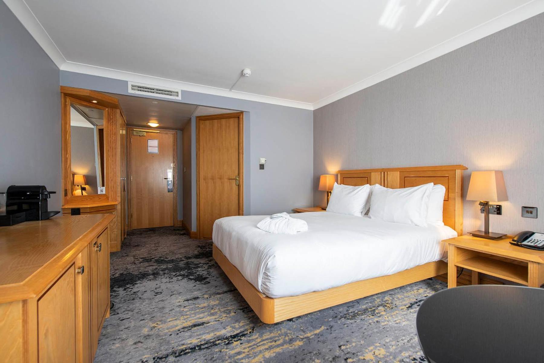 Doubletree By Hilton Swindon Hotel Exteriör bild