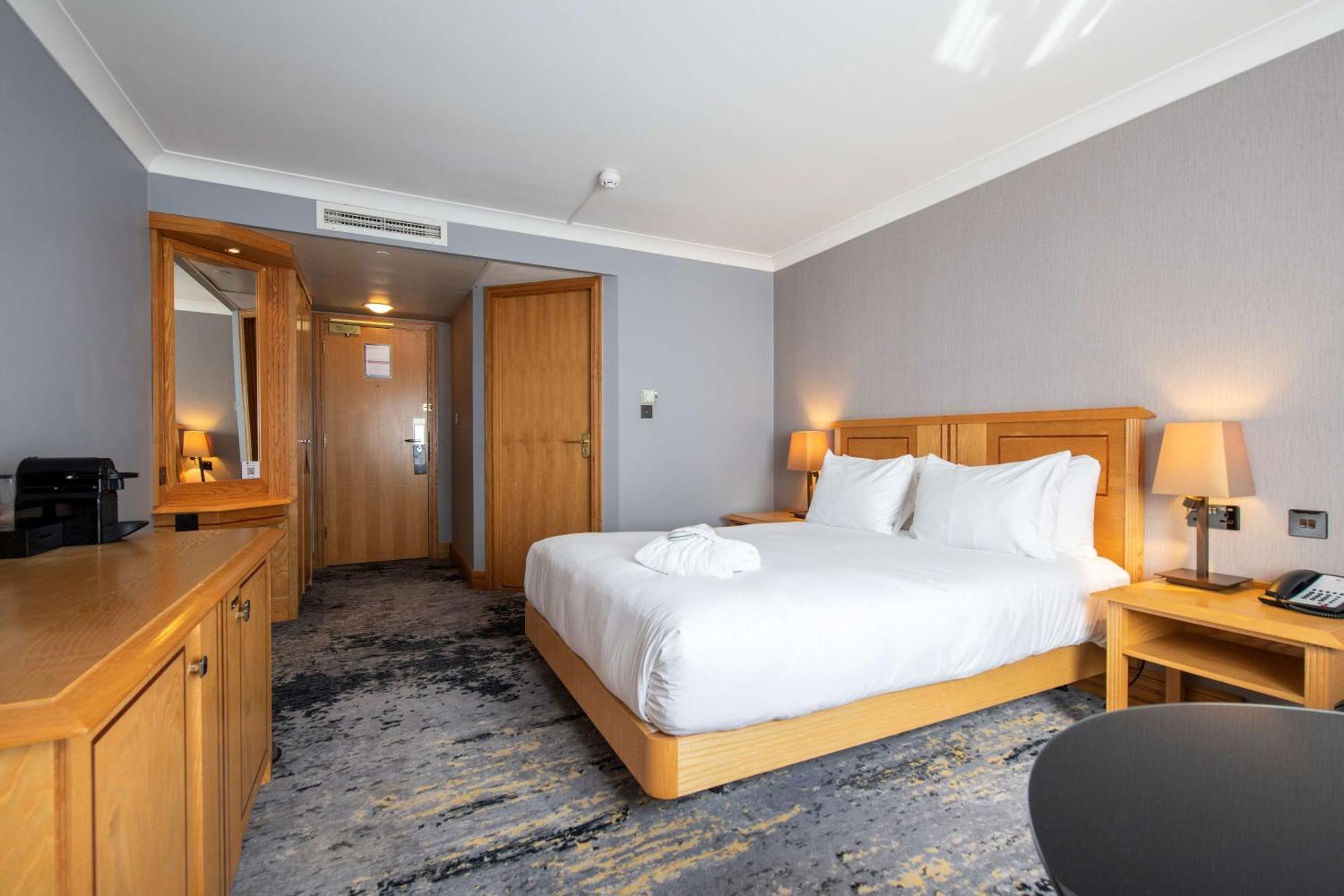 Doubletree By Hilton Swindon Hotel Exteriör bild