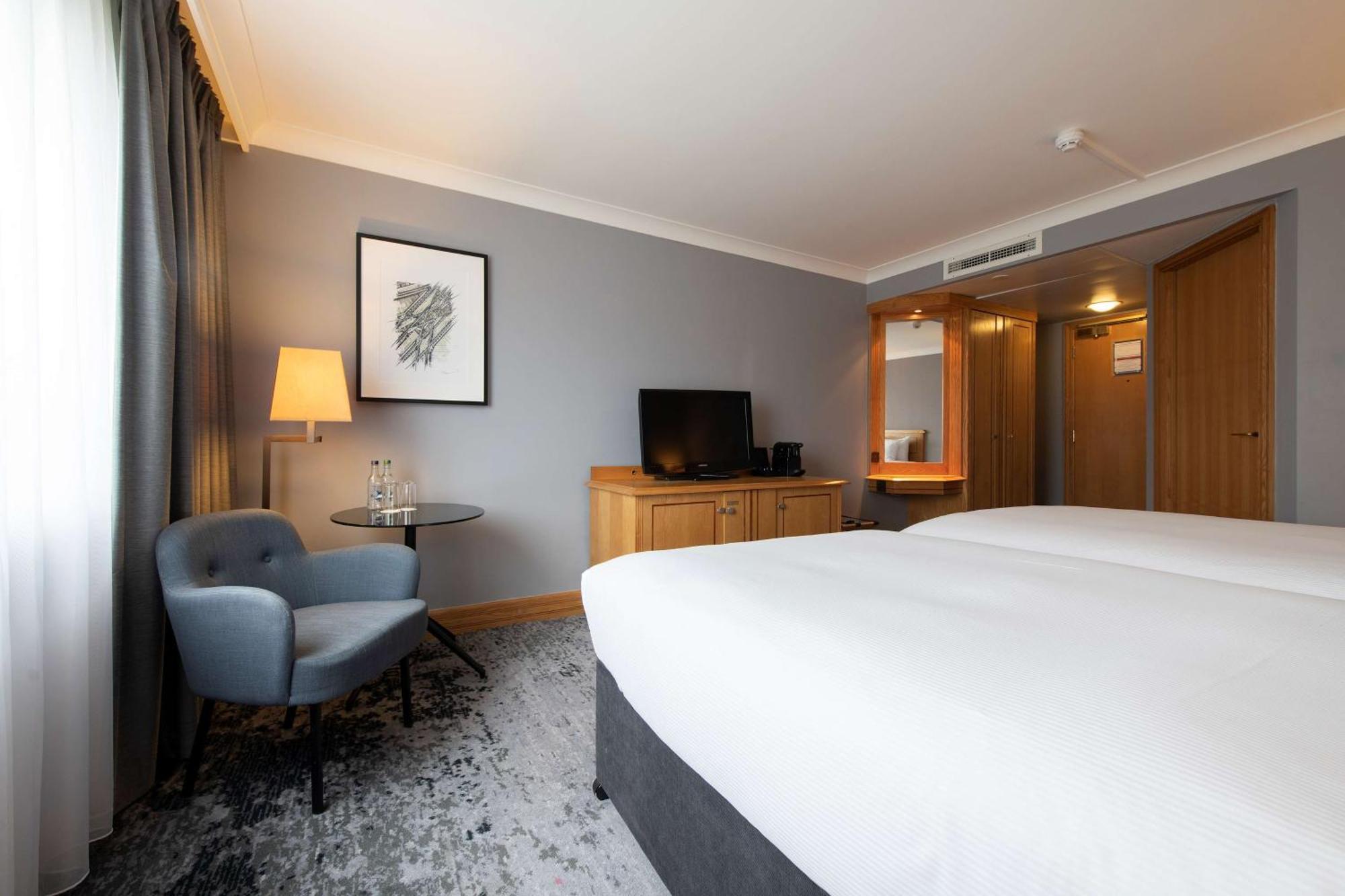 Doubletree By Hilton Swindon Hotel Exteriör bild