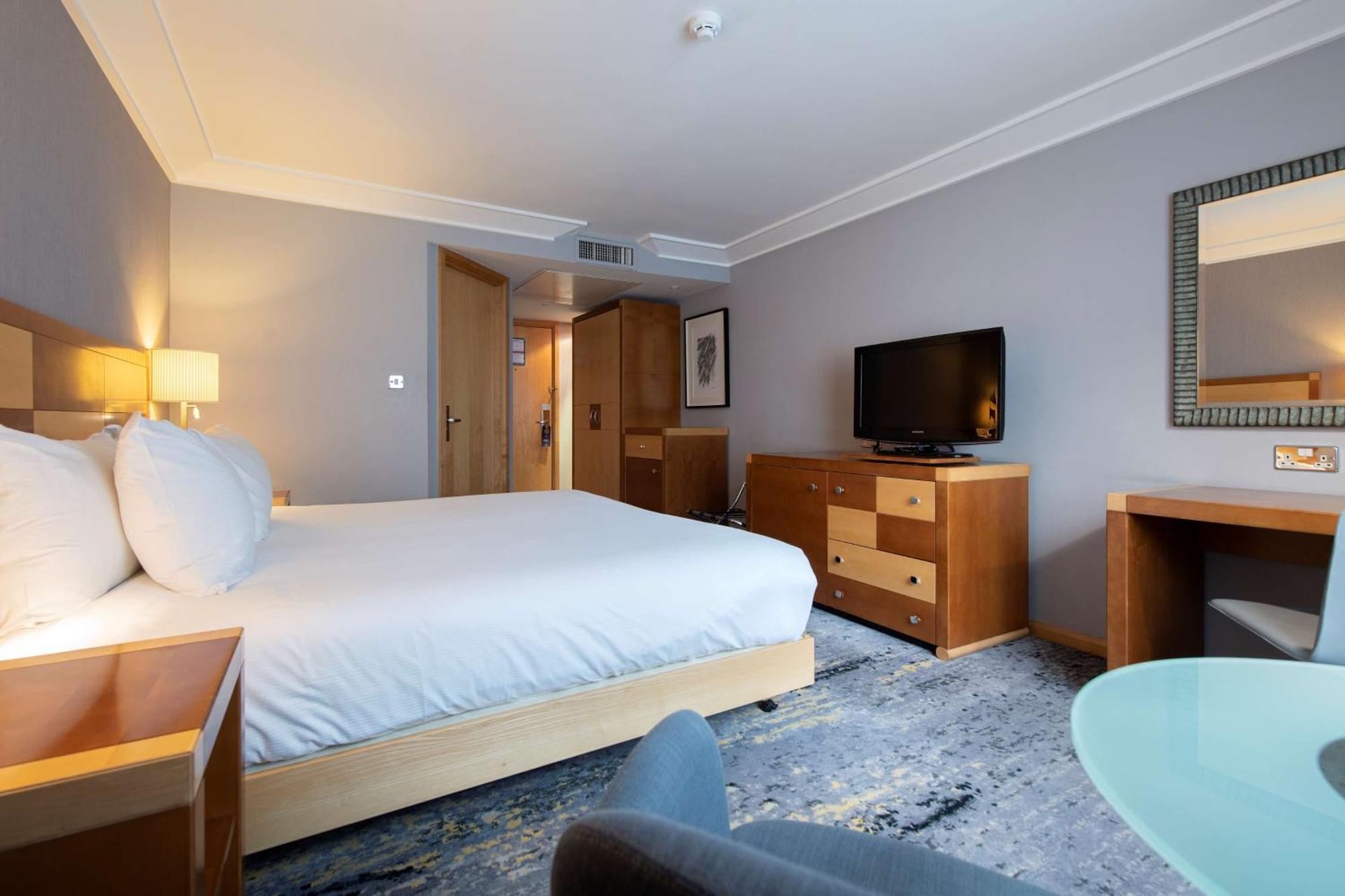 Doubletree By Hilton Swindon Hotel Exteriör bild