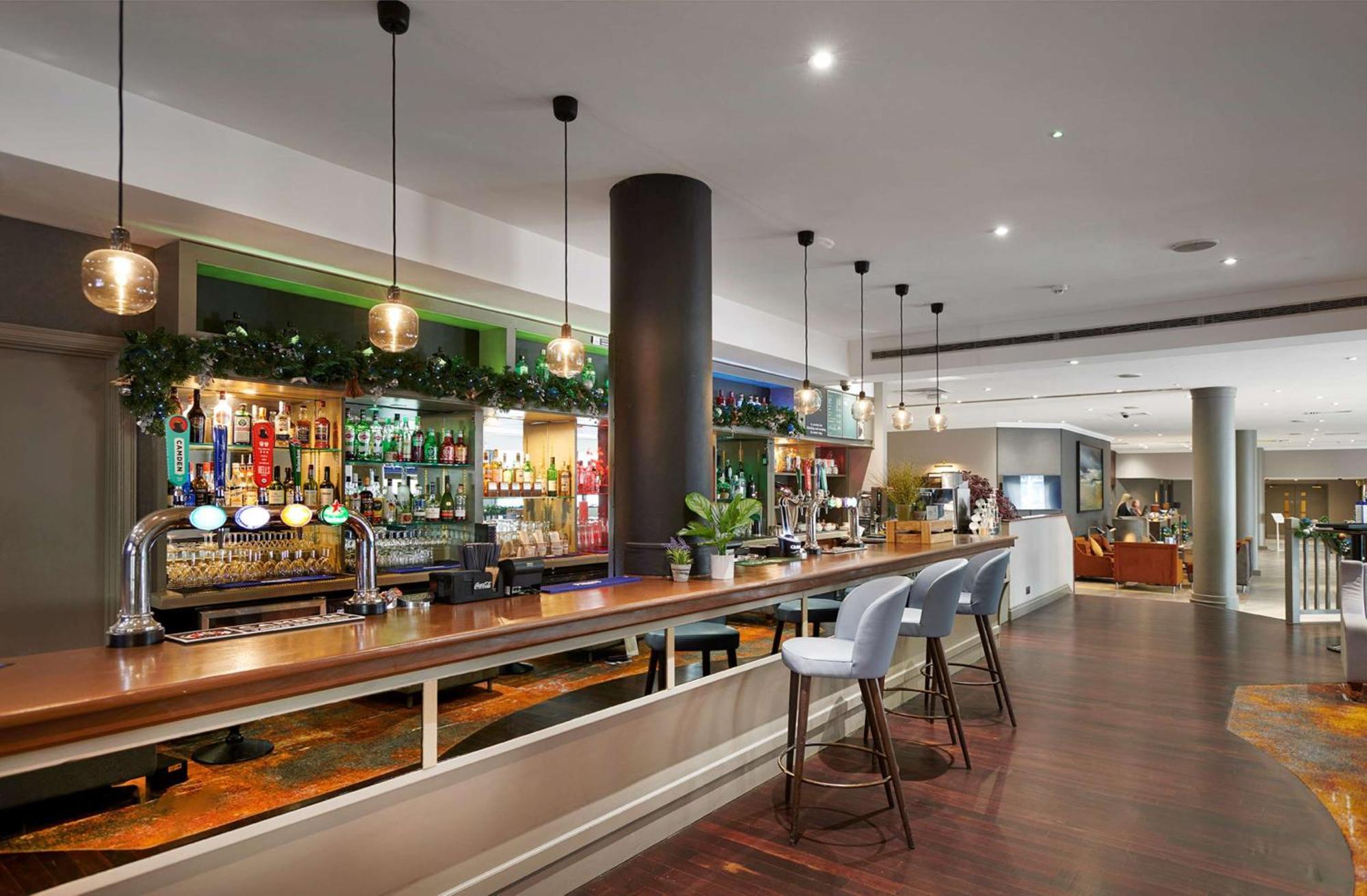 Doubletree By Hilton Swindon Hotel Exteriör bild