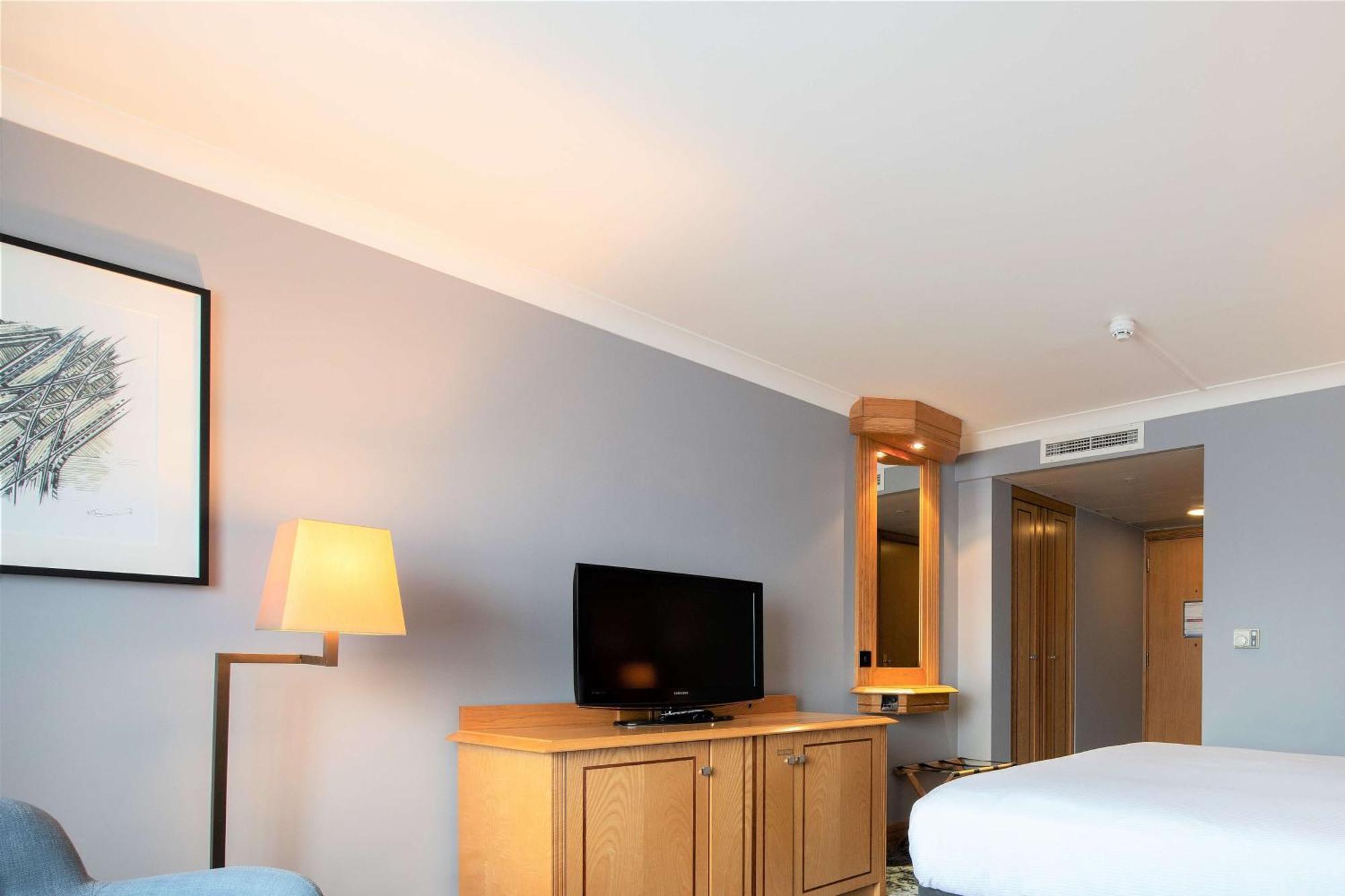 Doubletree By Hilton Swindon Hotel Exteriör bild