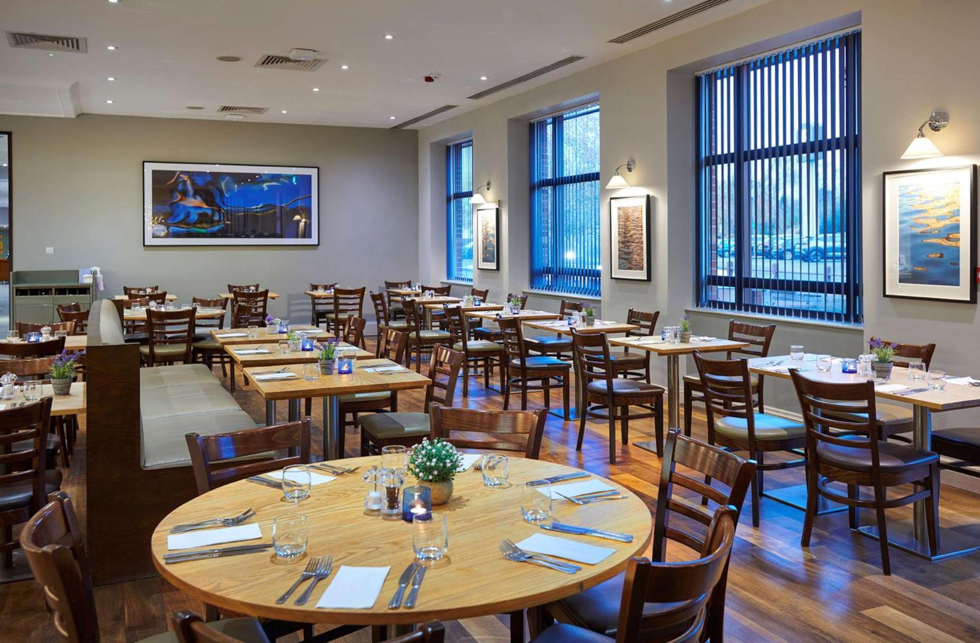 Doubletree By Hilton Swindon Hotel Exteriör bild